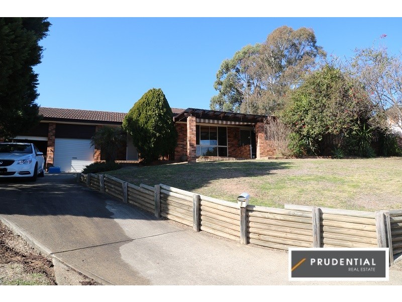1 Yarra Close, Kearns NSW 2558