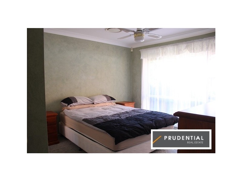 1 Yarra Close, Kearns NSW 2558