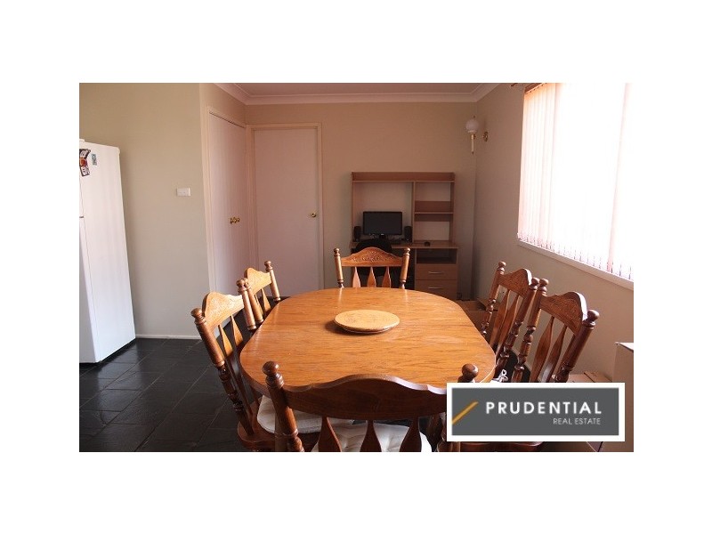 1 Yarra Close, Kearns NSW 2558