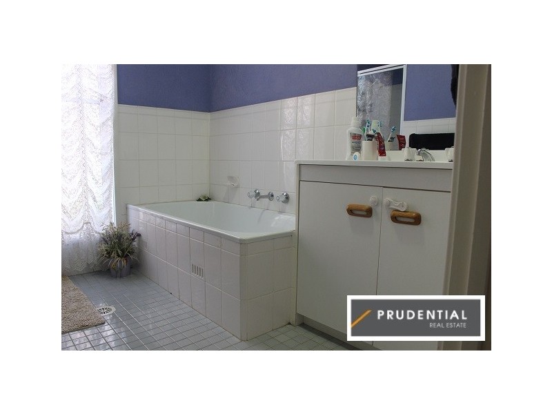 1 Yarra Close, Kearns NSW 2558