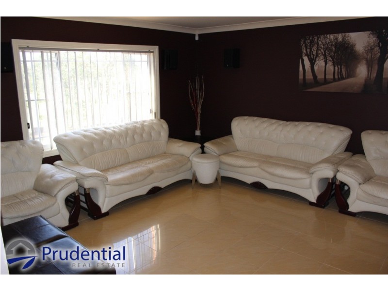 2 Seine Place, Kearns NSW 2558