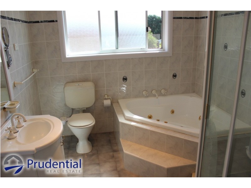 2 Seine Place, Kearns NSW 2558