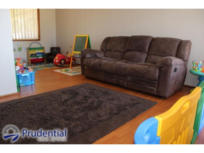 4 Franscisco Cresent, Rosemeadow NSW 2560