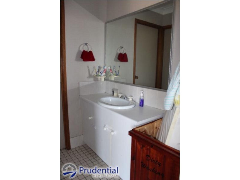 4 Franscisco Cresent, Rosemeadow NSW 2560