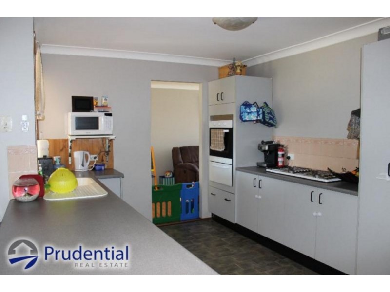 4 Franscisco Cresent, Rosemeadow NSW 2560