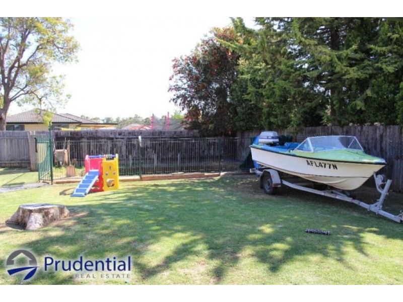 4 Franscisco Cresent, Rosemeadow NSW 2560