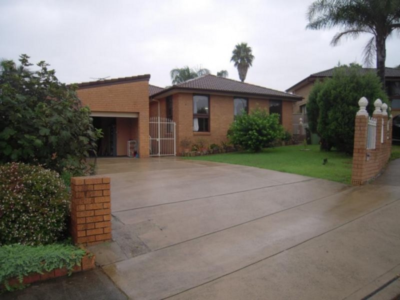 4 Ash Close, Bossley Park NSW 2176