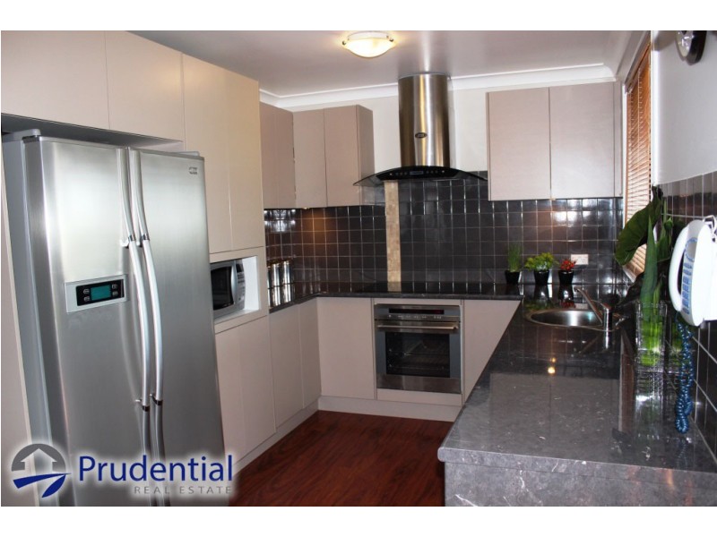 6 Mackillop Crescent, St Helens Park NSW 2560