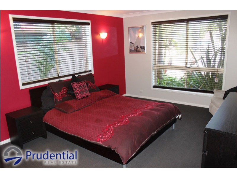 6 Mackillop Crescent, St Helens Park NSW 2560