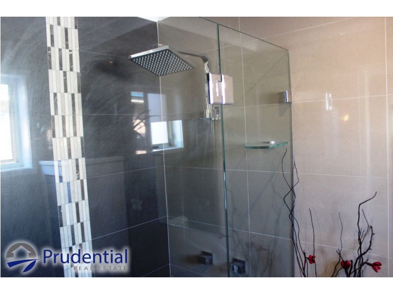 6 Mackillop Crescent, St Helens Park NSW 2560