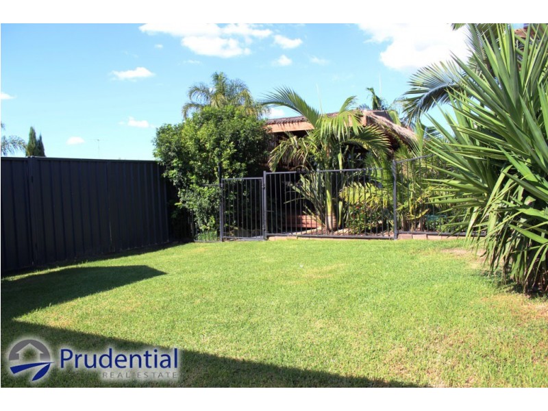 6 Mackillop Crescent, St Helens Park NSW 2560