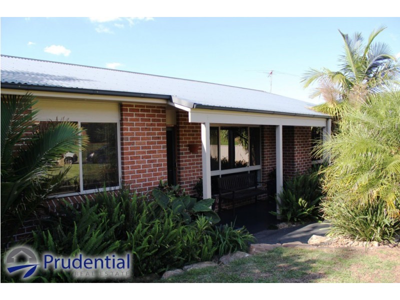 6 Mackillop Crescent, St Helens Park NSW 2560