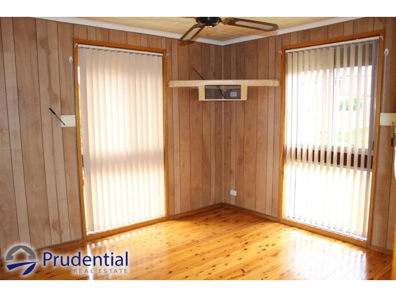 28 Roland Street, Bossley Park NSW 2176