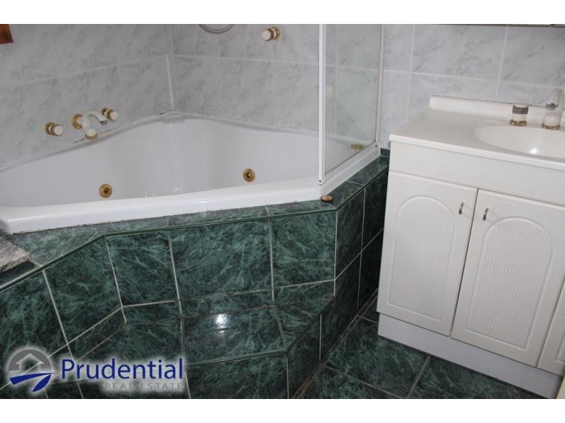 28 Roland Street, Bossley Park NSW 2176