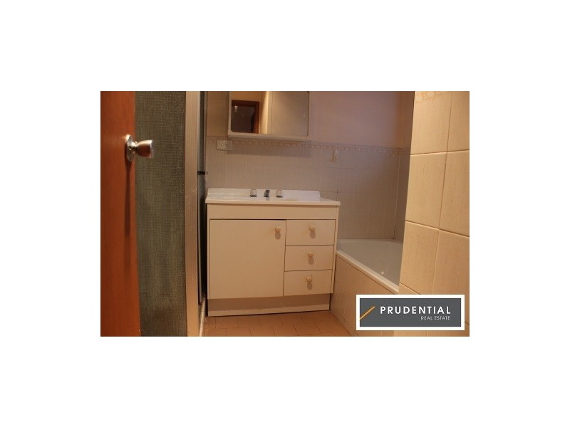 2/5 Macquarie Avenue, Campbelltown NSW 2560