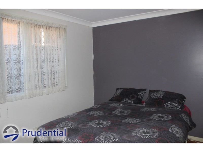 1/2 Falstaff Place, Rosemeadow NSW 2560