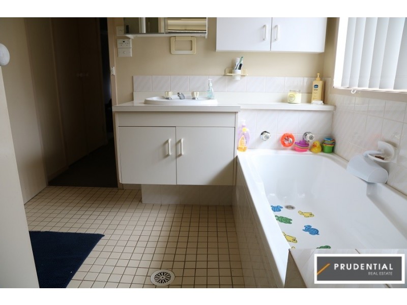 42 Mackillop Crescent, St Helens Park NSW 2560