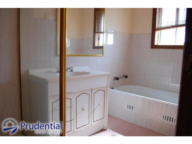 7 Karrabul Road, St Helens Park NSW 2560