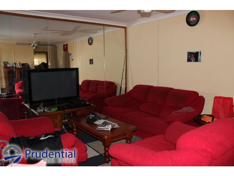 13 Juliet Close, Rosemeadow NSW 2560