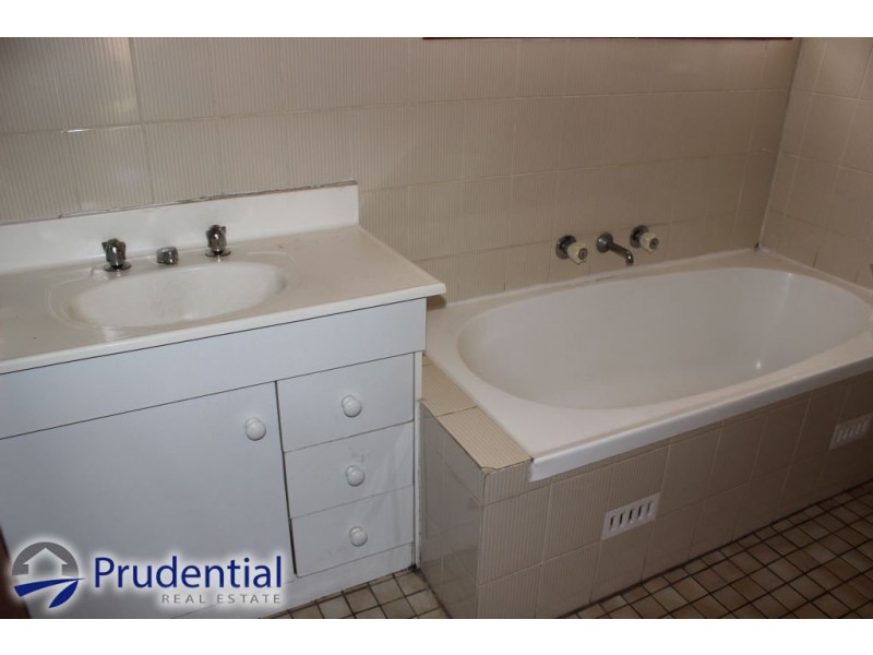 13 Juliet Close, Rosemeadow NSW 2560