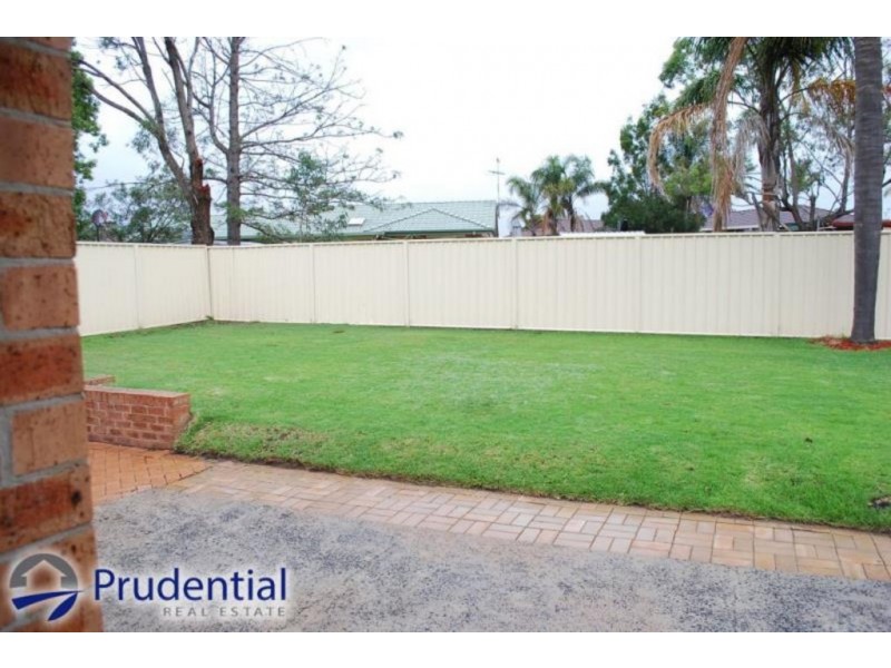 4 Seyton Place, Rosemeadow NSW 2560