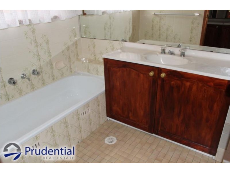 15 Demetrius Road, Rosemeadow NSW 2560