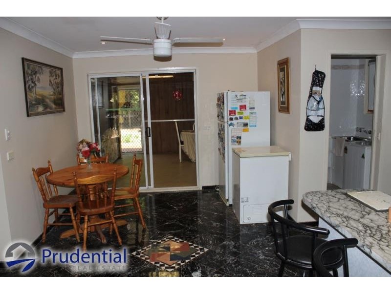 4 Hamlet Crescent, Rosemeadow NSW 2560