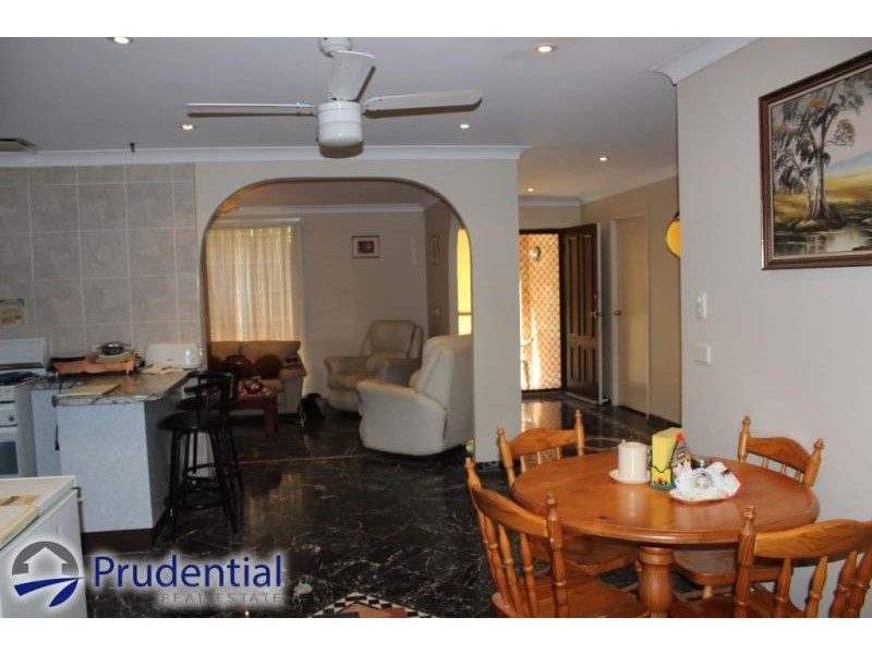 4 Hamlet Crescent, Rosemeadow NSW 2560