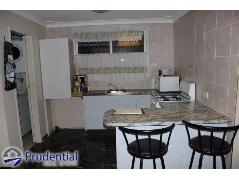 4 Hamlet Crescent, Rosemeadow NSW 2560