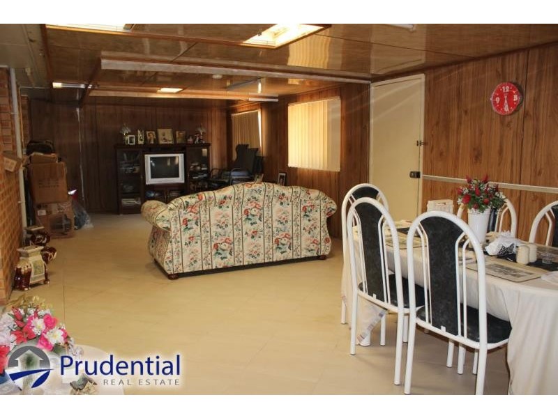 4 Hamlet Crescent, Rosemeadow NSW 2560