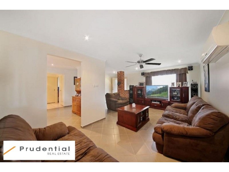 11 Fortinbras Crescent, Rosemeadow NSW 2560