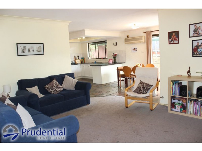 84 Cleopatra Drive, Rosemeadow NSW 2560