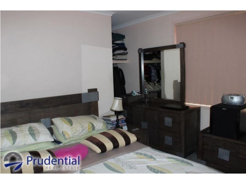 8 Whorlong Place, St Helens Park NSW 2560