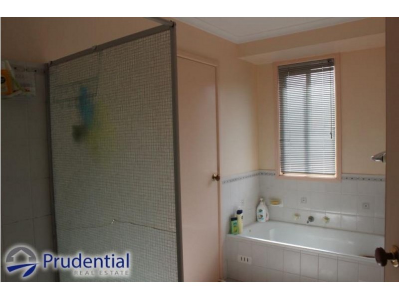 8 Whorlong Place, St Helens Park NSW 2560