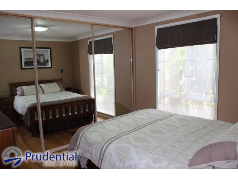 39 Lorenzo Crescent, Rosemeadow NSW 2560