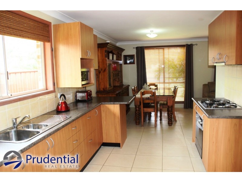 8 Fabian Place, Rosemeadow NSW 2560
