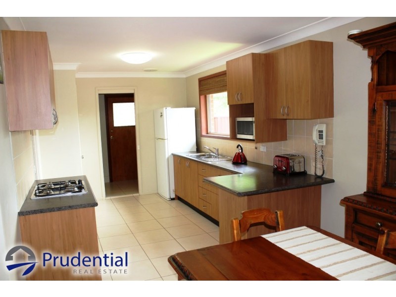 8 Fabian Place, Rosemeadow NSW 2560