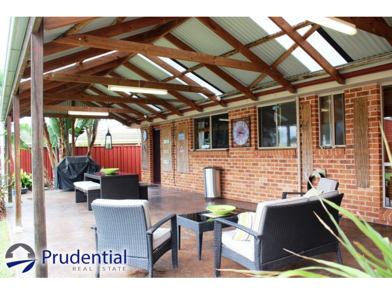 8 Fabian Place, Rosemeadow NSW 2560