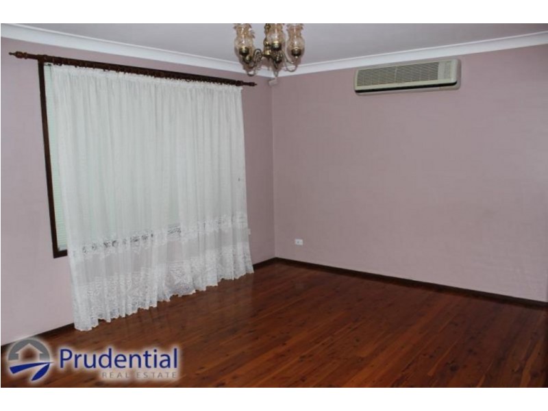 60 Cleopatra Drive, Rosemeadow NSW 2560