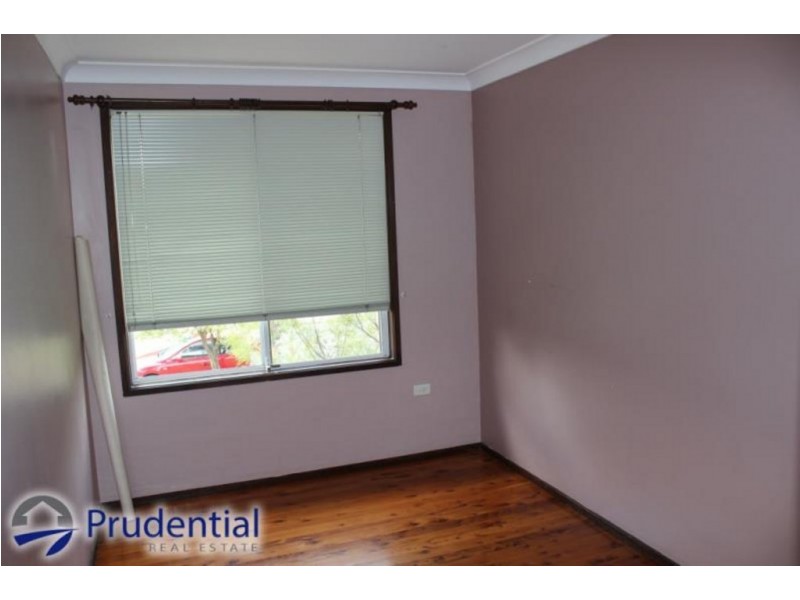 60 Cleopatra Drive, Rosemeadow NSW 2560