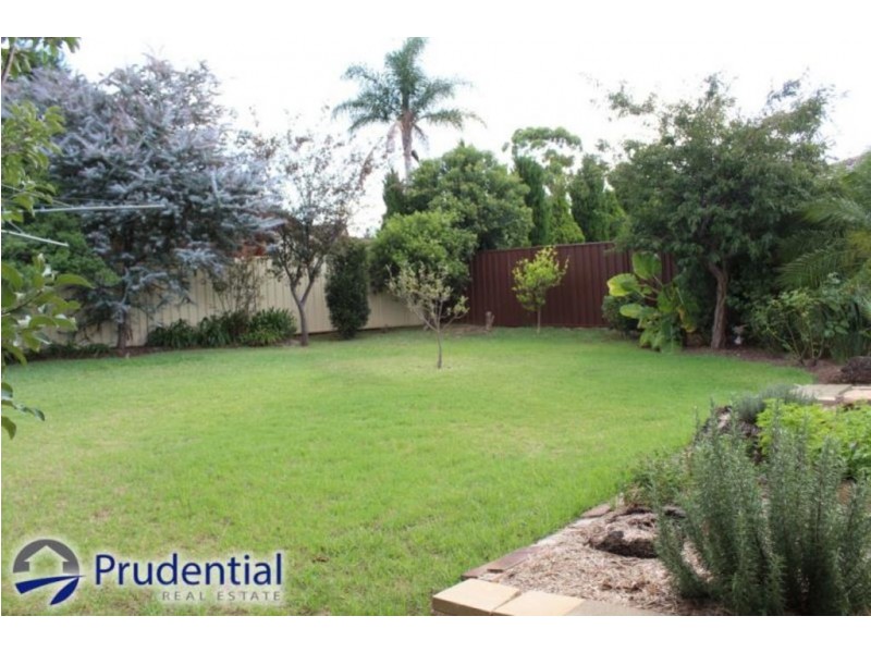 60 Cleopatra Drive, Rosemeadow NSW 2560