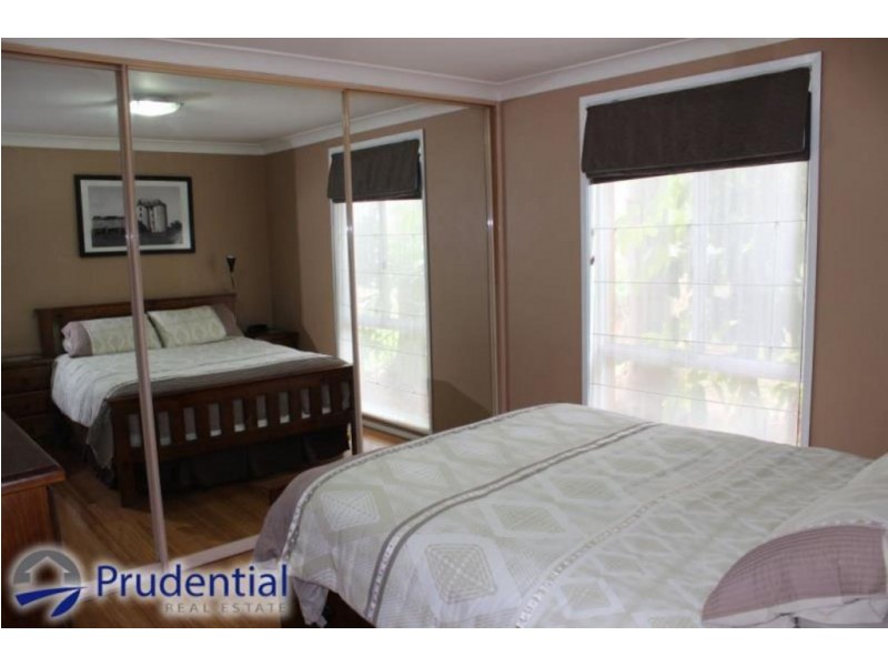 39 Lorenzo Crescent, Rosemeadow NSW 2560