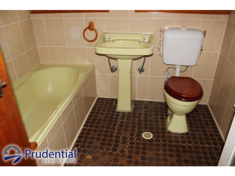 11 Lewin Crescent, Bradbury NSW 2560