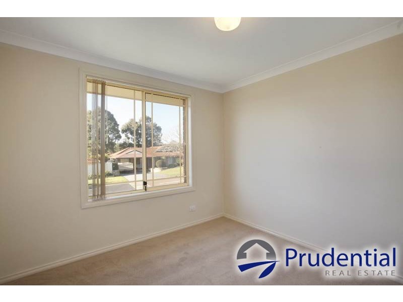 2/8 Carbasse Crescent, St Helens Park NSW 2560