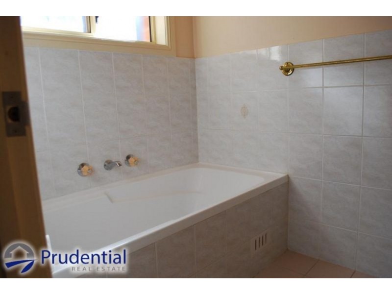 47b Larapinta Cres, St Helens Park NSW 2560