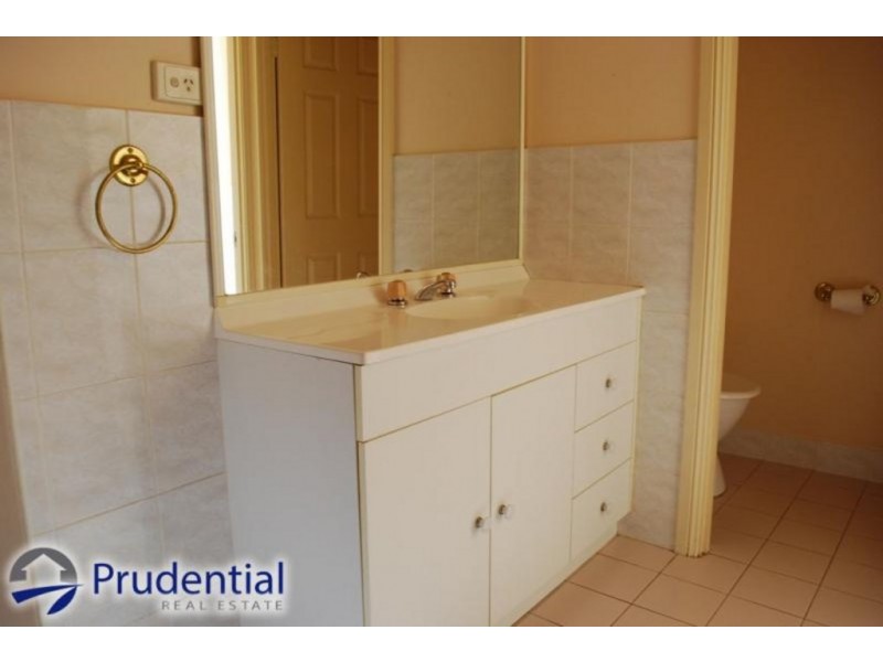 47b Larapinta Cres, St Helens Park NSW 2560