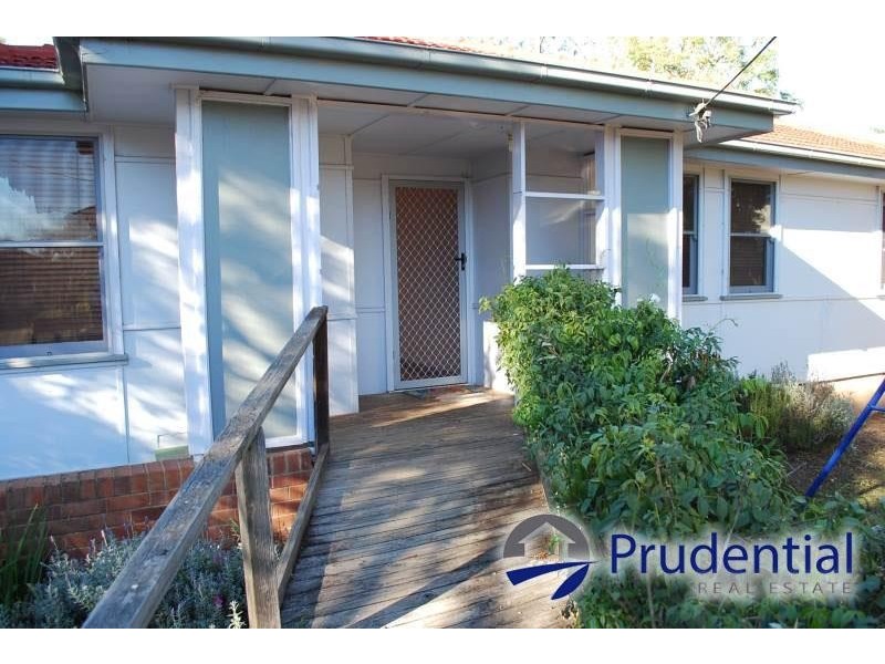 8 Middleton Road, Leumeah NSW 2560
