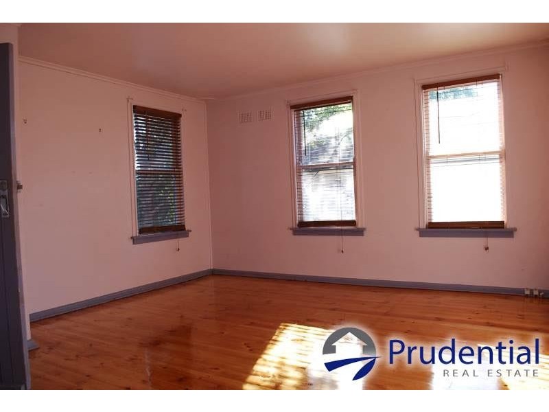 8 Middleton Road, Leumeah NSW 2560