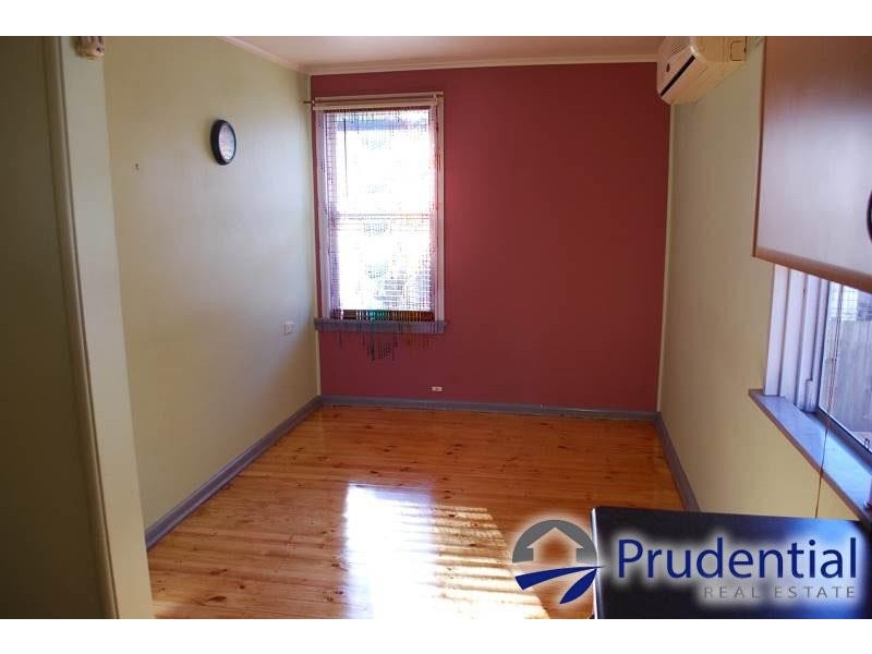8 Middleton Road, Leumeah NSW 2560