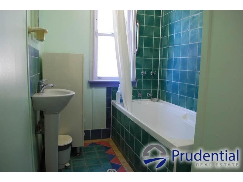 8 Middleton Road, Leumeah NSW 2560